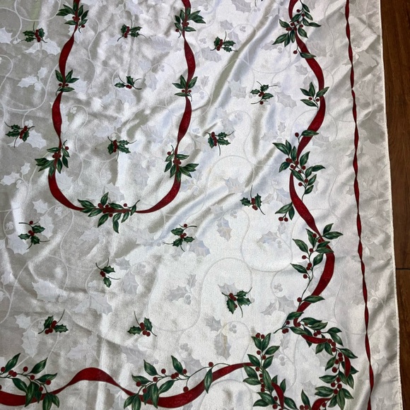 Vintage ivory mistletoe Holly Christmas tablecloth 64 x 50” - Picture 4 of 7